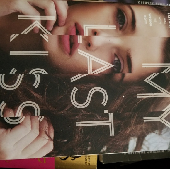 Books - Picture 5 of 8